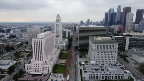 Vista-Aérea-Del-Ayuntamiento-De-Los-Ángeles,-El-Palacio-De-Justicia,-El-Salón-De-Justicia-Y-El-Tráfico-De-La-Calle-North-Spring,-California,-EE.UU.