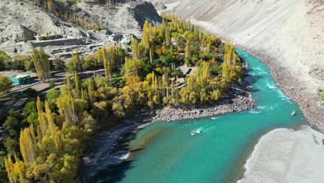 Luftaufnahme-Der-Herbstlichen-Bäume-Im-Skardu-Tal-Neben-Dem-Türkisfarbenen-Indus-Fluss