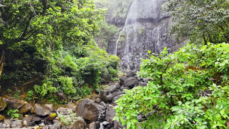Schwenk-Up-Aufnahme-Des-Amboli-Wasserfalls,-Sindhudurg,-Konkan,-Maharashtra,-Indien,-4k