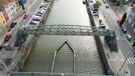 Inclinar-Hacia-Arriba-Volando-Sobre-El-Puente-Del-Canal-Wondergembrug-En-Gante,-Bélgica