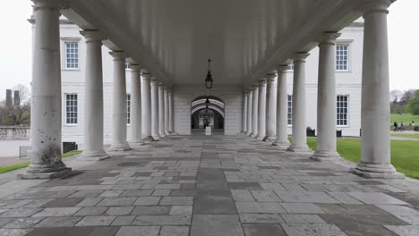 Capturando-La-Belleza-Arquitectónica-De-La-Columnata-De-La-Casa-De-La-Reina-En-Greenwich,-Londres.