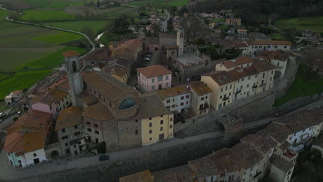 Toskanische-Ruhe:-Monterchi-Bei-Sonnenuntergang-In-Der-Provinz-Arezzo,-Italien