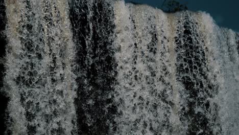 Poderosas-Cascadas-De-Las-Cataratas-Del-Iguazú-Desde-El-Parque-Nacional-De-Brasil,-América-Del-Sur