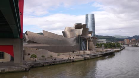 Guggenheim-Modern-Art-Museum-Building-on-Riverbank-of-Nervion-River,-Bilbao,-Spain