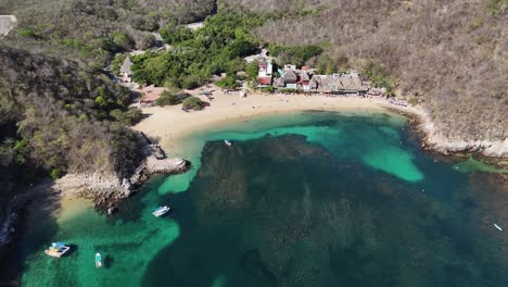 Perspectiva-Aérea-Que-Muestra-Los-Arrecifes-De-Coral-De-Playa-La-Entrega-En-Huatulco,-México