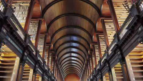 Schwenk-nach-unten-Aufnahme-Der-Leeren-Bibliothek-Des-Trinity-College-In-Dublin,-Irland