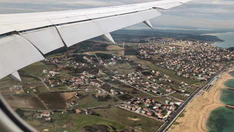 Aterrizando-En-El-Aeropuerto-De-Estambul-Turquía-Playa-Avión-Airbus-Ala-320