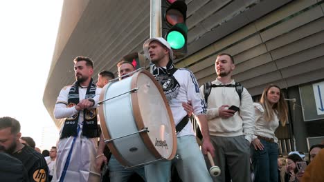 Man-Sieht-Die-Fans-Von-Real-Madrid-Jubeln-Und-Singen,-Während-Sie-Das-Champions-League-Fußballspiel-Gegen-Die-Britische-Fußballmannschaft-Manchester-City-Im-Santiago-Bernabéu-Stadion-Von-Real-Madrid-Besuchen