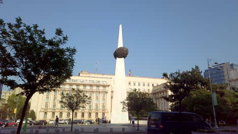 Memorial-En-La-Plaza-De-La-Revolución,-Bucarest,-Rumania