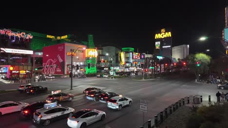 Nachtaufnahme-Einer-Kreuzung-In-Las-Vegas-Mit-Verkehr