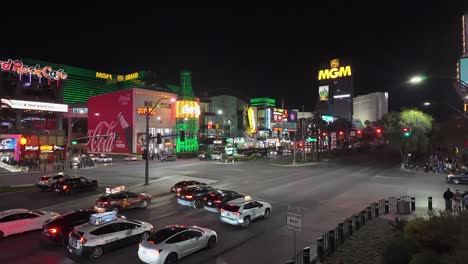 Panorámica-Nocturna-De-La-Intersección-De-Las-Vegas-Con-El-Tráfico.