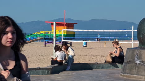 Regenbogenfarbener-Rettungsschwimmerturm-In-Manhattan-Beach,-Los-Angeles,-Kalifornien