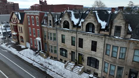 Casas-Históricas-Cubiertas-De-Nieve-Durante-El-Invierno-En-El-Centro-De-Harrisburg,-Pensilvania.