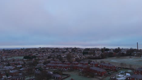 La-Vista-Invernal-Desde-Un-Dron-Captura-El-Típico-Desarrollo-De-Viviendas-Propiedad-Del-Consejo-Urbano-Del-Reino-Unido-En-Dewsbury-Moore-Council-Estate,-Con-Casas-Adosadas-De-Ladrillo-Rojo-Y-El-Yorkshire-Industrial.