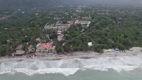 Vista-Aérea-De-La-Playa-De-Palomino-Y-Del-Paisaje-Verde,-Colombia