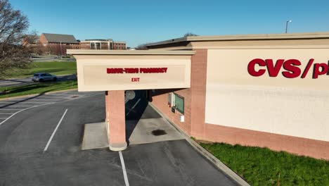 Medizinisches-CVS-Apothekengebäude-In-Den-USA-Bei-Sonnenuntergang-Mit-Blauem-Himmel