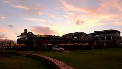 Famous-Hermanus-waterfront-with-all-its-restaurants,-colorful-twilight-sky