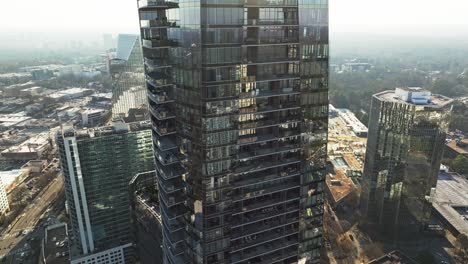 Hotelhochhaus-Mit-Nebliger-Skyline-Im-Hintergrund