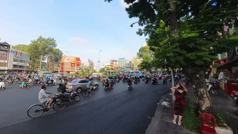 Zufällige-Aufnahme-Des-Vietnamesischen-Verkehrs-Mit-Fahrzeugen,-Die-Ohne-Signalisierung-Die-Straße-überqueren