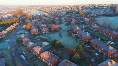 Die-Winteransicht-Aus-Der-Drohnenperspektive-Erfasst-Die-Typische-Britische-Städtische-Wohnsiedlung-Des-Dewsbury-Moore-Council-Estate-Mit-Reihenhäusern-Aus-Rotem-Backstein-Und-Dem-Industriellen-Yorkshire