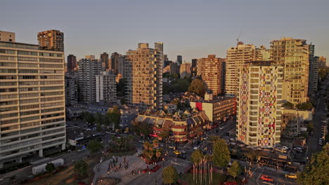 Vancouver-BC-Canadá-Vuelo-Aéreo-De-Drones-V60-Sobrevolando-La-Bulliciosa-Playa-De-English-Bay-Capturando-Edificios-Residenciales-En-El-Extremo-Oeste-Y-El-Paisaje-Urbano-Del-Centro-Urbano-Al-Atardecer---Filmado-Con-Mavic-3-Pro-Cine---Julio-De-2023