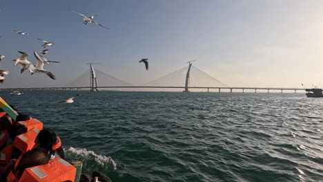 Deléitese-Con-La-Vista-Del-Progreso-Mientras-Los-Turistas-Contemplan-Desde-Un-Barco-El-Puente-Recién-Terminado,-Que-Muestra-La-Dedicación-De-La-Nación-Al-Desarrollo.