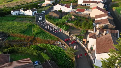 Procesión-De-Fieles-En-La-Calle-Durante-El-Desfile-Religioso-De-Pascua,-Aéreo