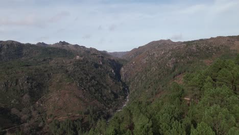 Fliegen-Sie-über-Die-Wunderschöne-Naturlandschaft-Von-Faião-Gerês,-Portugal