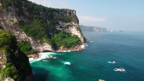 Limestone-Cliffs-On-The-Coast-Of-Nusa-Penida-In-Bali,-Indonesia