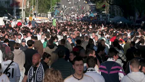 Massen-Von-Real-Madrid-Fans-Besuchen-Das-Champions-League-Fußballspiel-Zwischen-Den-Spanischen-Und-Britischen-Teams-Real-Madrid-Und-Manchester-City-Im-Santiago-Bernabéu-Stadion-Von-Real-Madrid