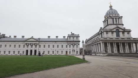 Queen-Anne-Court-Am-Old-Royal-Naval-College-In-Greenwich,-Von-Der-Anderen-Seite-Des-Grünen-Rasens-Aus-Gesehen