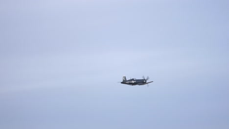 Avión-De-Guerra-De-Hélice-De-La-Marina-De-Los-Estados-Unidos-Volando---Pista-De-Vista-Lateral