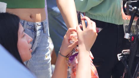 Mujer-Latina-Tomando-Una-Foto-Del-Eclipse-Solar-Con-Su-Teléfono-Inteligente-Desde-Un-Telescopio,-México-8-De-Abril-De-2024.