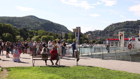 Sommertag-In-Der-Stadt-Como-Touristen-Warten-Auf-Bootsfahrten