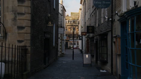 Typical-Narrow-Streets-In-The-City-Of-Bath,-England,-United-Kingdom