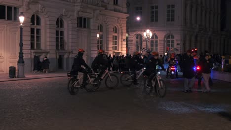 La-Policía-De-Bruselas-Patrulla-La-Protesta-En-Bicicleta-Por-La-Noche.