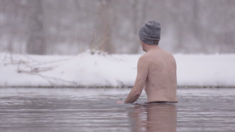 Funy-shot-of-a-novice-ice-bather-plunging-3-times,-in-icy-Nordic-lakewater