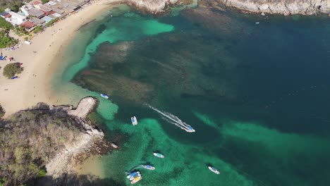 Aerial-View-Of-The-Playa-La-Entrega-Coral-Reefs-In-Huatulco,-Oaxaca,-Mexico