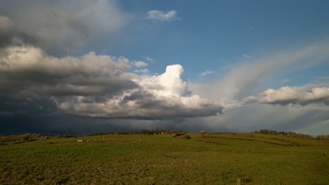 Zeitraffer-Der-Wolken-über-Der-Idyllischen-Grünen-Landschaft-Irlands