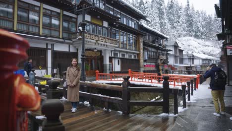 Revelación-De-Enfoque-Lento-De-Ginzan-Onsen,-Ciudad-Tradicional-De-Ryokan-En-Invierno