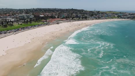 Toma-De-Arriba-Con-Dron:-La-Hermosa-Extensión-De-Bondi-Beach,-Una-De-Las-Joyas-Costeras-De-Australia.