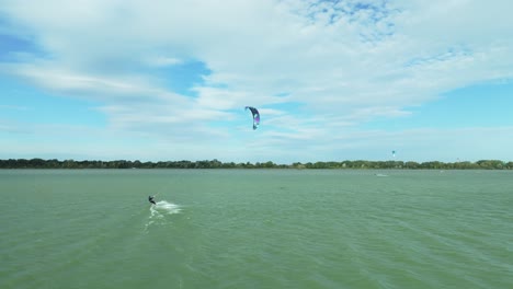 Una-Vista-Aérea-Captura-A-Un-Kitesurfista-Navegando-Rápidamente-Por-Las-Aguas-Del-Río-Danubio-En-Un-Ventoso-Día-De-Finales-De-Verano.