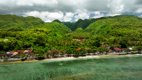 Häuser-Am-Strand-Und-üppige-Grüne-Insel-Nusa-Penida-Im-Sommer-In-Bali,-Klungkung,-Indonesien