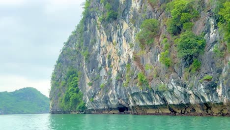 área-De-La-Bahía-De-Ha-Long-Y-Lan-Ha,-Vietnam,-Navegando-En-Un-Sampán-Pasando-Por-Karsts-De-Piedra-Caliza-Gigantes-En-Aguas-Color-Esmeralda