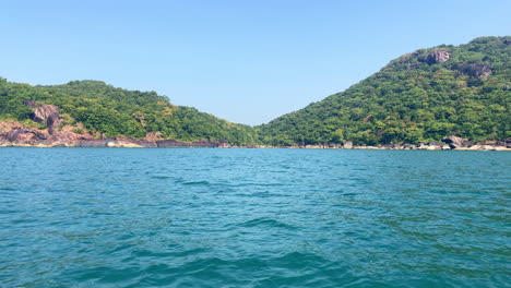 Inseln-Mit-Bergen,-Blauem-Sonnigen-Himmel-Und-Dem-Ozean-Goa-Indien-4k