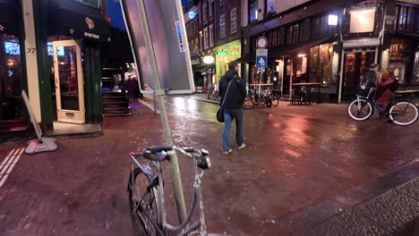 Cruce-De-Calles-En-El-Paso-De-Peatones,-Escena-De-La-Calle-Nocturna-De-Amsterdam-Con-Luces-De-Navidad