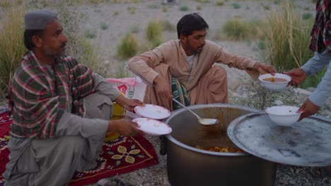 Vista-De-Perfil-De-Un-Hombre-Paquistaní-Que-Sirve-Ramadán-Iftar-En-Khuzdar,-Baluchistán,-Pakistán