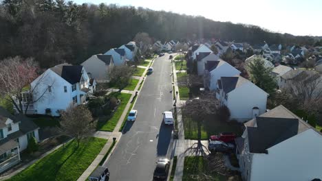 Nueva-Zona-De-Viviendas-Americana-Con-Edificios-Similares-En-El-Suburbio-De-La-Ciudad-Americana.