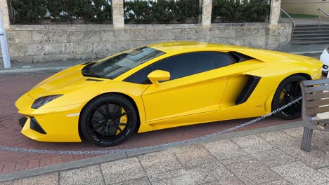 Gelber-Lamborghini-Sportwagen-Geparkt-Auf-Einer-Vorstadtstraße-Im-Osten-Von-Perth,-Westaustralien