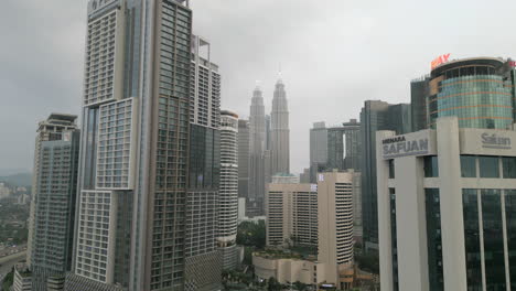 Ciudad-De-Kuala-Lumpur-Occidental-Noche-Drone-Subida-Retroceder